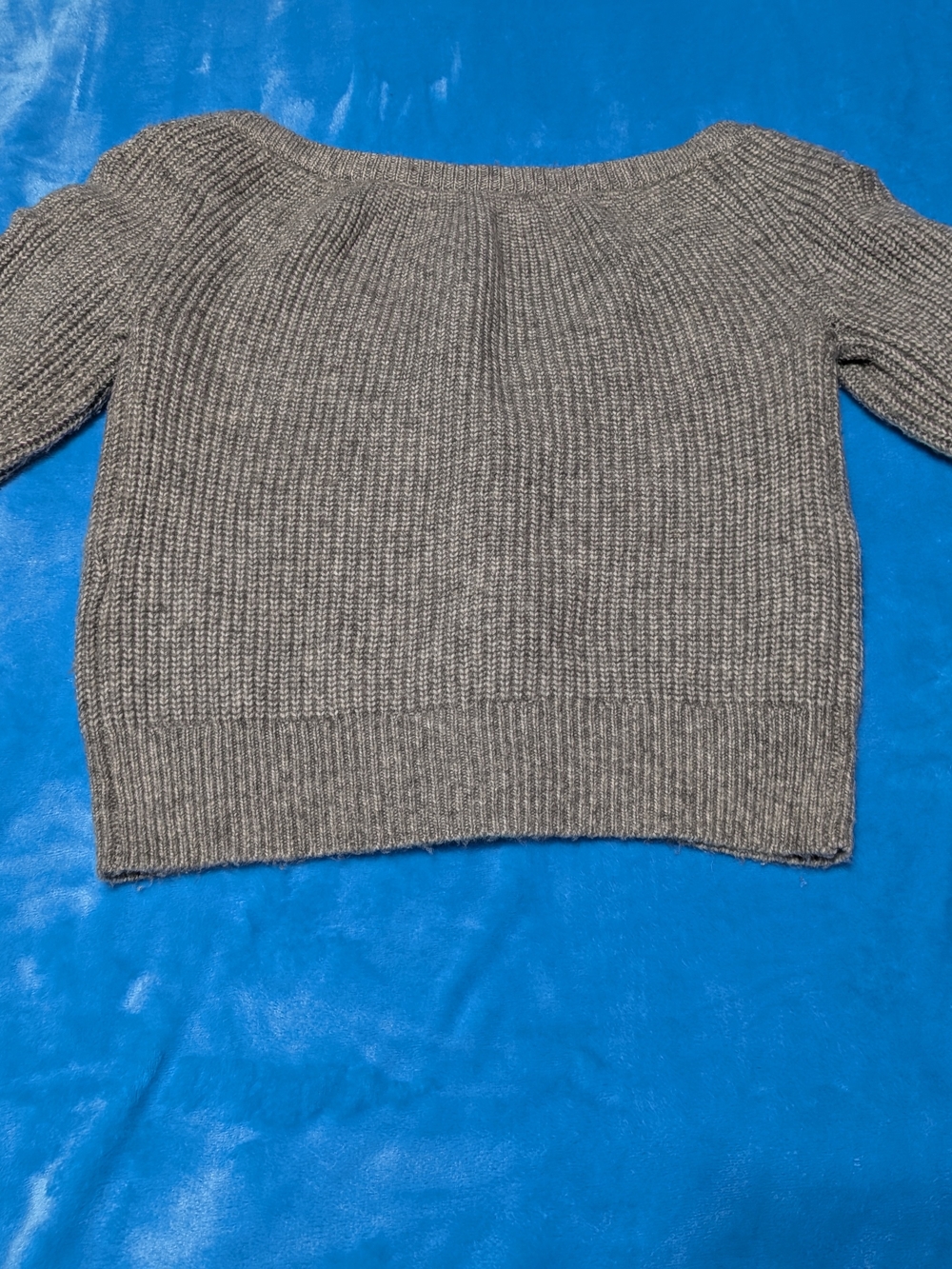 🤍 Gray Ribbed V-Neck Cropped Cardigan 🤍 - Picture 2 of 3